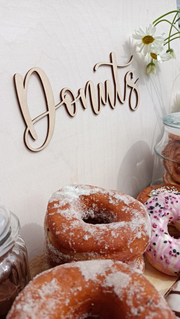 Donitsiseinä vaneriteksti "Donuts" - Image 2
