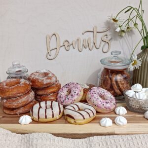Donuts tekstillä koristeleet donitsitauluun.