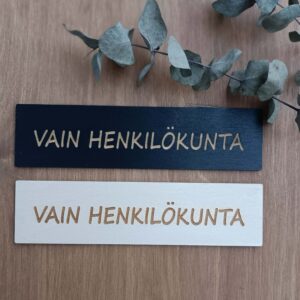 Vain henkilökunta kyltti estää vieraiden eksymisen väärälle ovelle