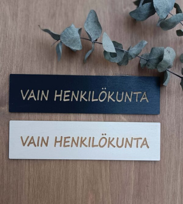 Vain henkilökunta kyltti estää vieraiden eksymisen väärälle ovelle