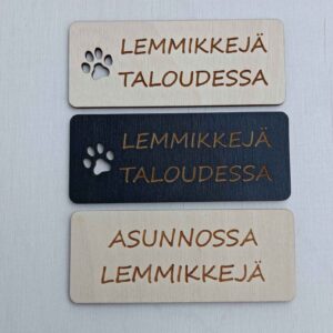Asunnossa lemmikkejä – puinen ovikyltti